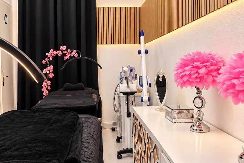 Behandlungszimmer mit Kosmetikgerät