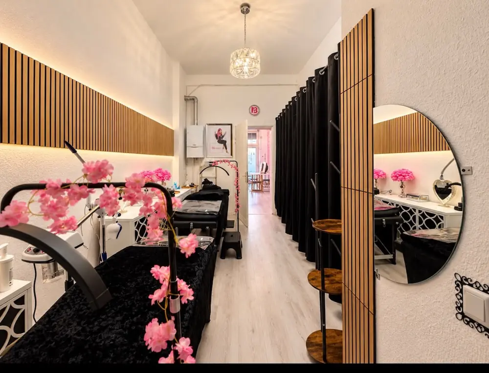 Behandlungsräume mit Blütendeko und Holzlamellen