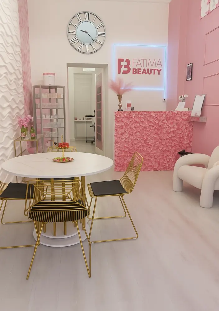 Empfang von Fatima Beauty mit rosa Wand und goldenen Stühlen