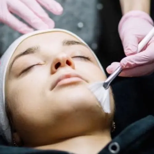 Gesichtsbehandlung mit Maske